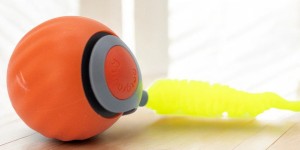 Uciekająca piłka dla kota z ozdobami LED wibracja USB